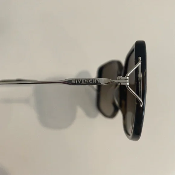 🇫🇷 Givenchy women’s oversized sunglasses - Picture 5 of 10